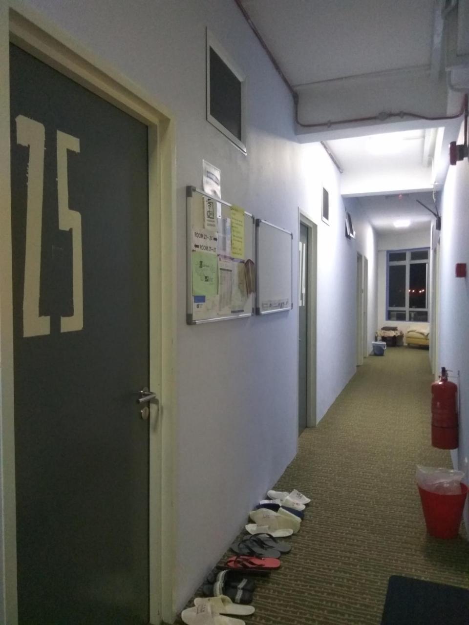 Moon Eleven Hostel Near Klia & Klia2 Sepang Bagian luar foto